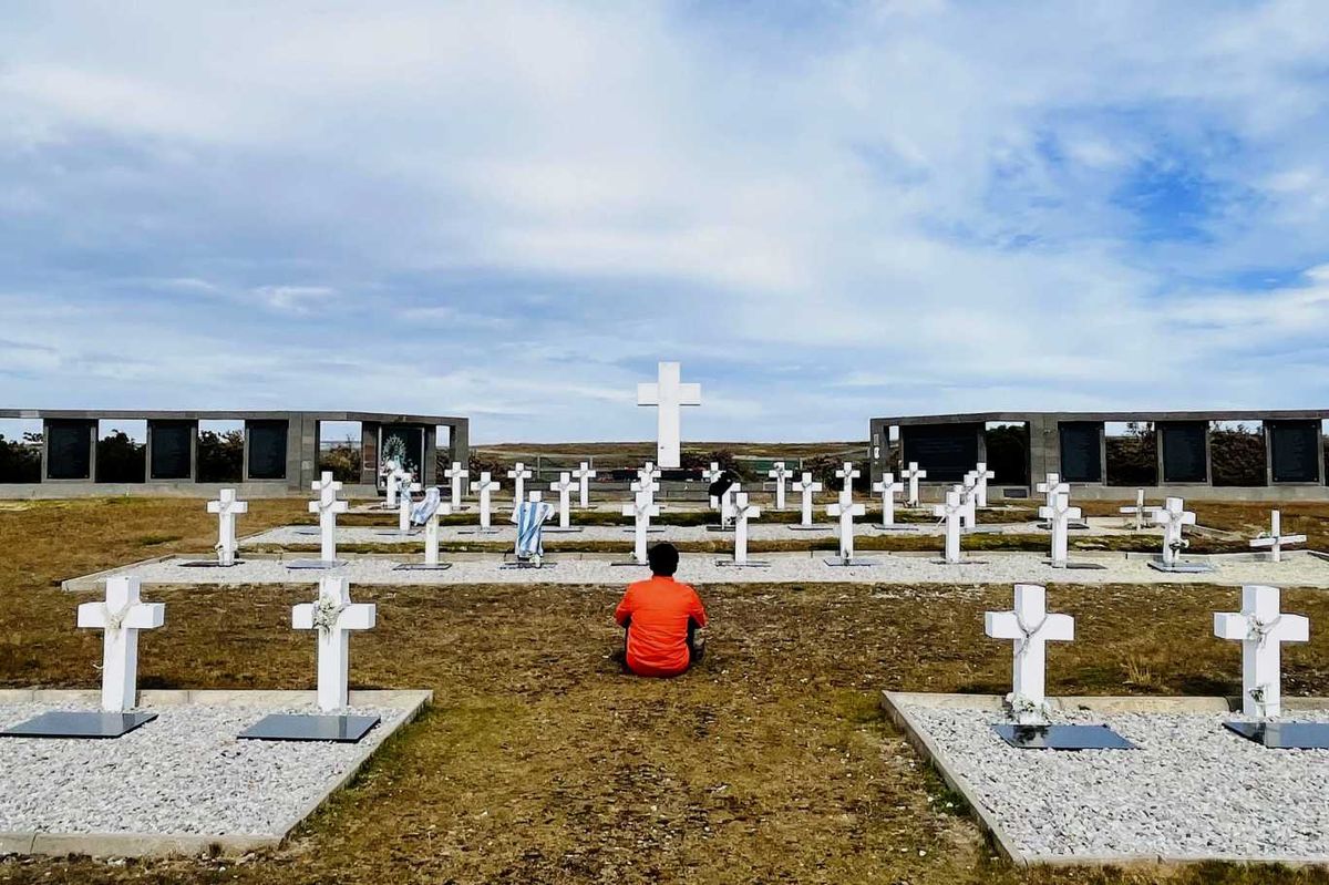 Cementerio de soldados en Malvinas. El joven Braian Espinoza ganó un concurso de la embajada británica y pudo conocer el archipiélago del Atlántico Sur. FOTO NA Cementerio de soldados en Malvinas. El joven Braian Espinoza ganó un concurso de la embajada británica y pudo conocer el archipiélago del Atlántico Sur. FOTO NA