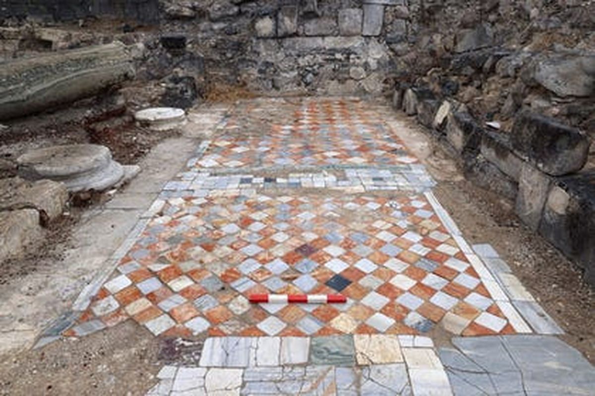 Un enigmático artefacto hallado en hippos podría revelar una etapa olvidada del bautismo y la unción en tres etapas, sugieren los arqueólogos. El suelo de opus sectile blanco y rojo en el aposento sur tras su descubrimiento. Foto: Crédito: Michael Eisenberg. Un enigmático artefacto hallado en hippos podría revelar una etapa olvidada del bautismo y la unción en tres etapas, sugieren los arqueólogos. El suelo de opus sectile blanco y rojo en el aposento sur tras su descubrimiento. Foto: Crédito: Michael Eisenberg.