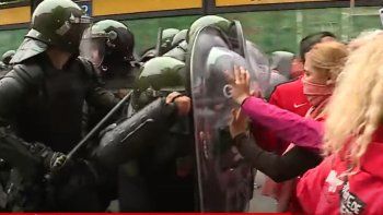 Piqueteros y organizaciones sociales llevaron la protesta a la Quinta de Olivos. Piqueteros y organizaciones sociales llevaron la protesta a la Quinta de Olivos.