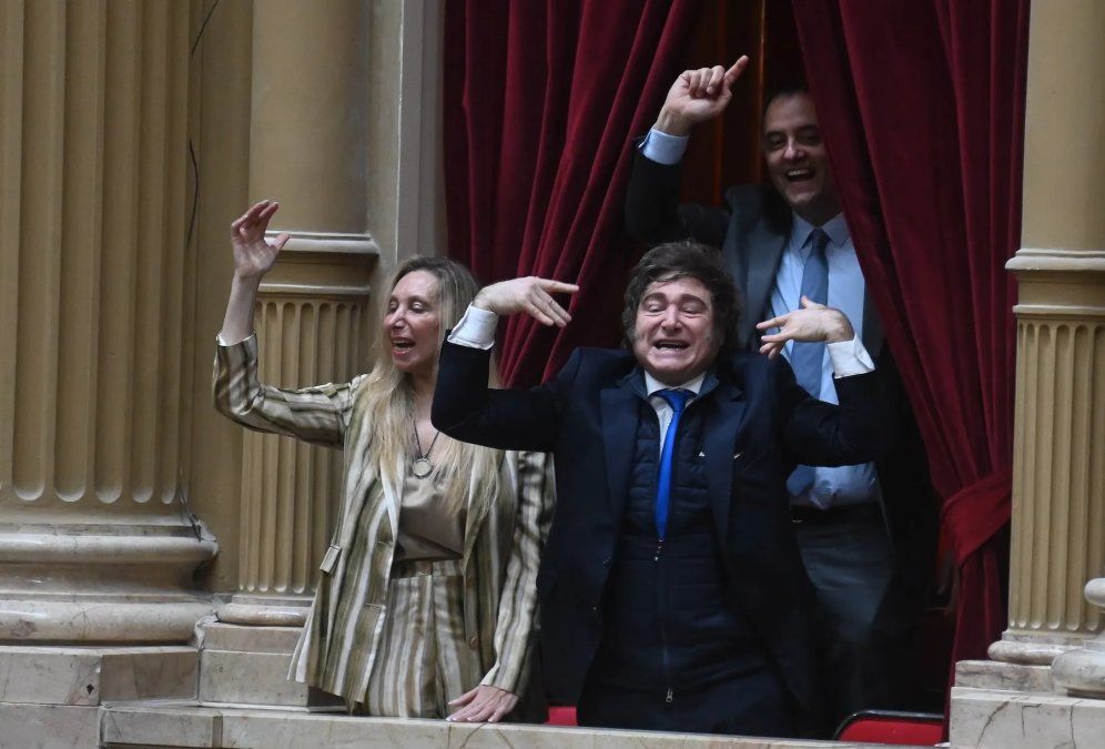 Los hermanos Milei festejando en el Congreso.