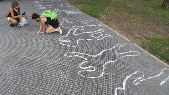 Todo bien con las coloridas marchas, los carteles, pañuelos y el ingenio para protestar pero la caja aumenta y los femicidios no bajan. Todo bien con las coloridas marchas, los carteles, pañuelos y el ingenio para protestar pero la caja aumenta y los femicidios no bajan.