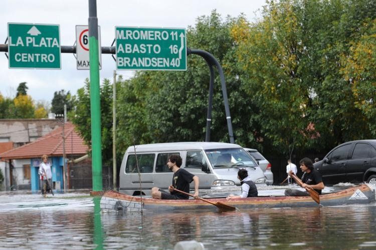 Al menos 35 personas murieron y tres mil debieron evacuarse como consecuencia del devastador temporal de lluvia que castigó a la ciudad de La Plata y que dejó por varias horas a habitantes atrapados en techos y árboles por la crecida. Foto NA: AGLAPLATA