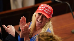 altText(Marjorie Taylor Greene deja la Cámara a Donald Trump pero le disputa MAGA)}