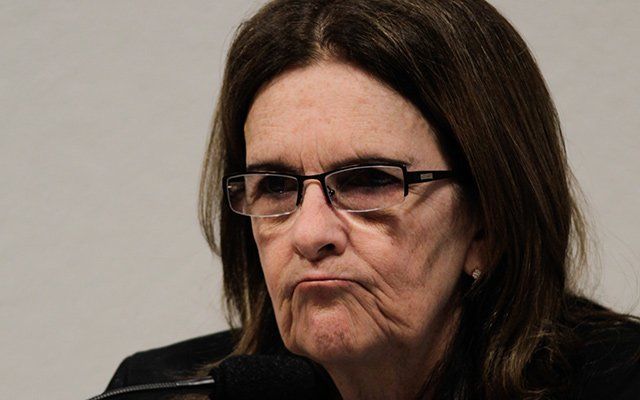 La decisión de Graça Foster, presidenta de Petrobras, impide realizar contratos con constructoras que hayan sido delatadas por el cambista Alberto Yousseff y el ex director Paulo Roberto Costa.