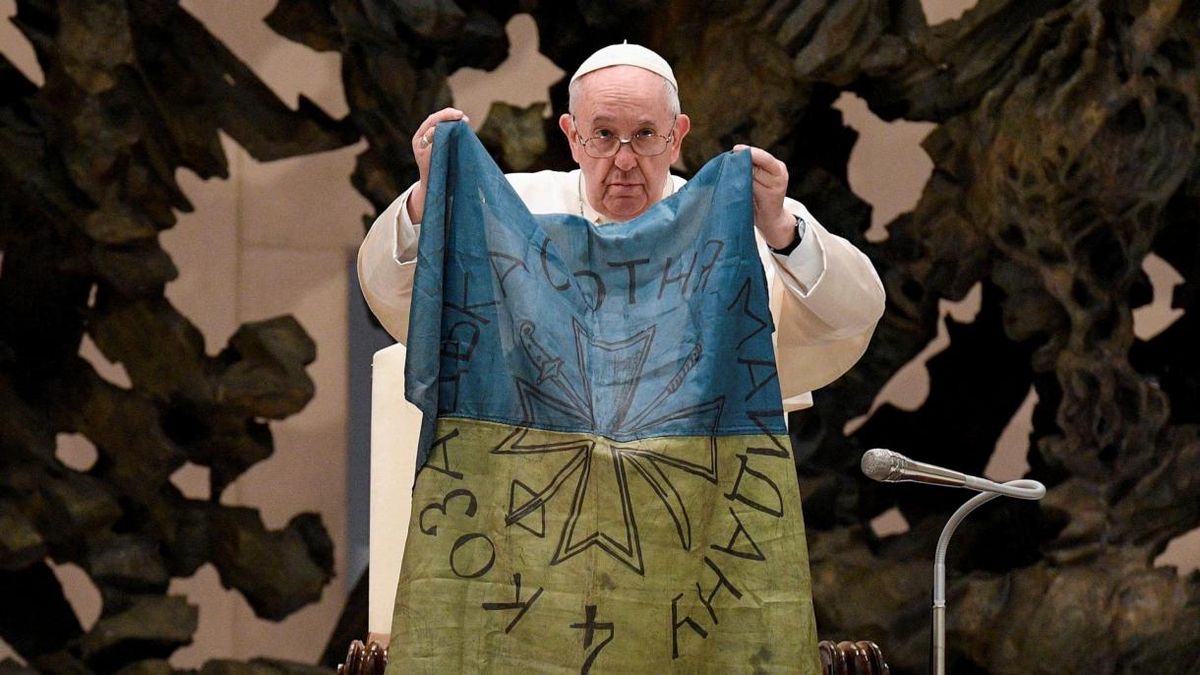 El papa Francisco despliega una bandera de Ucrania: "Presenciamos la incapacidad de la Organización de las Naciones Unidas en la guerra actual en Ucrania”, expresó el Pontífice.