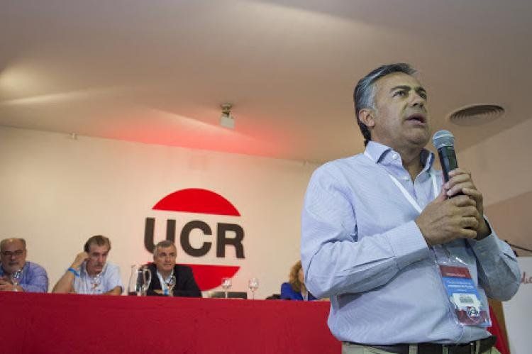 Alfredo Cornejo viaja a Mar del Plata a reunirse con miembros de su partido.