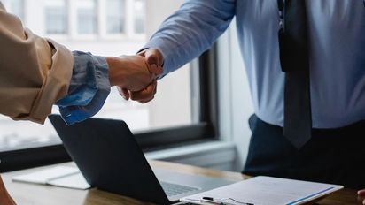 Por qué las grandes empresas vuelven a contratar tras apostar todo a la IA