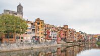 El río Onyar atraviesa Girona y marca el contraste entre las casas coloridas y el casco medieval que define la identidad de la ciudad. Foto: Santiago Boada. El río Onyar atraviesa Girona y marca el contraste entre las casas coloridas y el casco medieval que define la identidad de la ciudad. Foto: Santiago Boada.