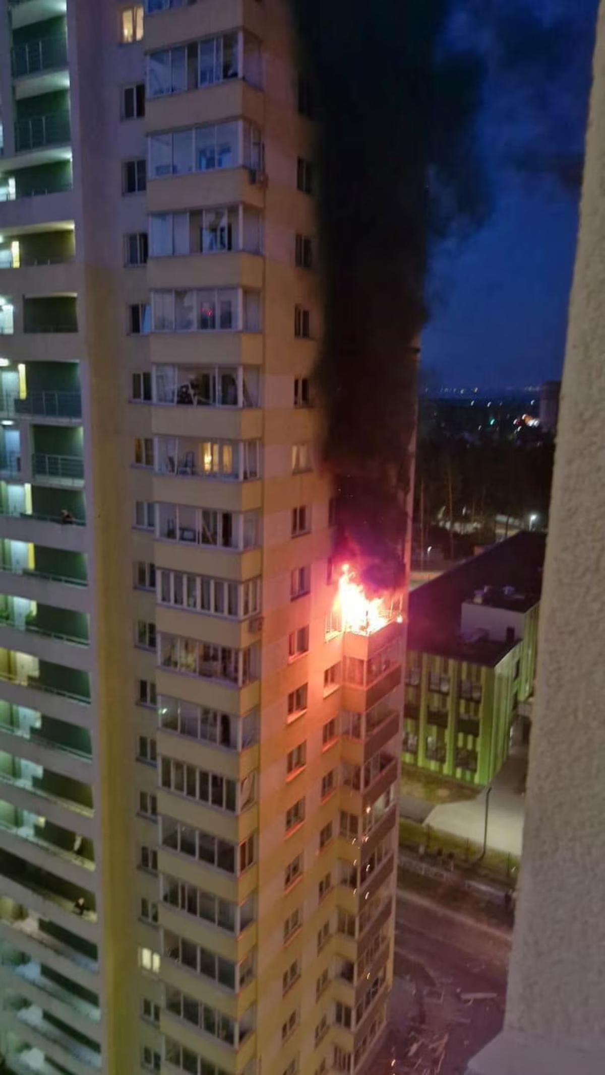 Balcón en llamas tras el impacto de un dron. Balcón en llamas tras el impacto de un dron.