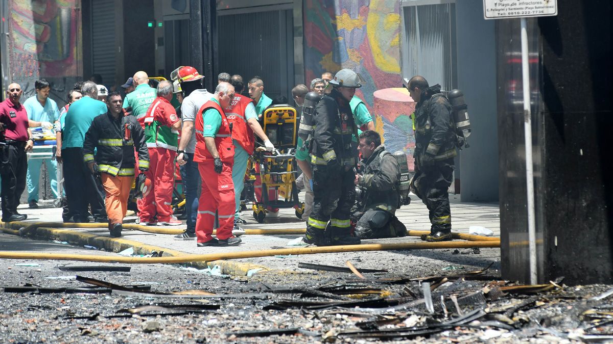 Personal del SAME, 13 dotaciones de Bomberos de la Ciudad, Brigada Federal Especial de Rescate y de la Policía trabajan en el lugar (Foto: NA). Personal del SAME, 13 dotaciones de Bomberos de la Ciudad, Brigada Federal Especial de Rescate y de la Policía trabajan en el lugar (Foto: NA).