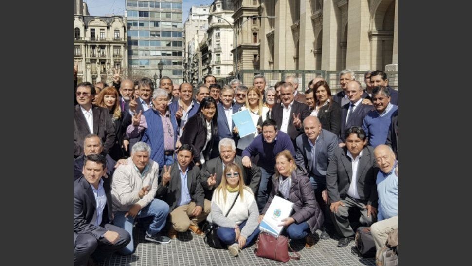 Intendentes peronistas bonaerenses en la puerta de la Casa Rosada.