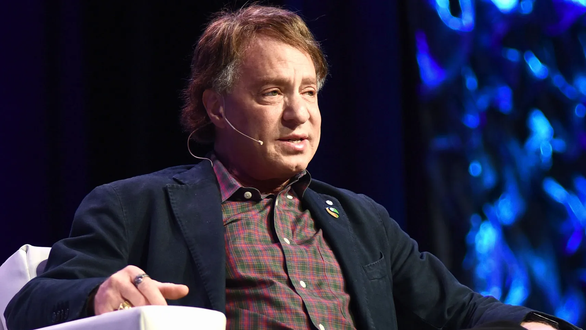 Ray Kurzweil predice que, para 2030, la IA y la nanotecnología permitirán reparar el cuerpo, frenar el envejecimiento y hasta subir la conciencia a la nube. Ray Kurzweil predice que, para 2030, la IA y la nanotecnología permitirán reparar el cuerpo, frenar el envejecimiento y hasta subir la conciencia a la nube.