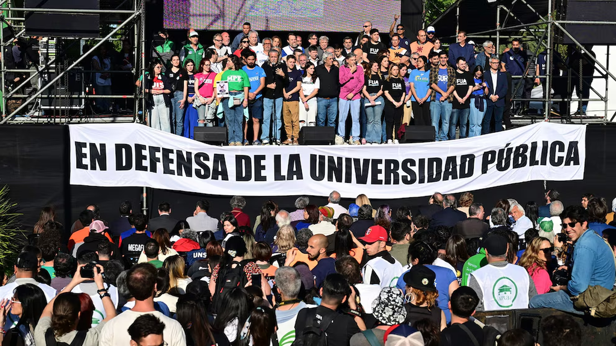 La quinta Marcha Federal Universitaria reclama más presupuesto, mejoras salariales y el cumplimiento de la Ley de Financiamiento Universitario, en medio de la tensión con el Gobierno de Javier Milei. Foto: NA La quinta Marcha Federal Universitaria reclama más presupuesto, mejoras salariales y el cumplimiento de la Ley de Financiamiento Universitario, en medio de la tensión con el Gobierno de Javier Milei. Foto: NA