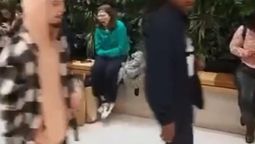 Silvina Batakis, bostezando en el Apple Store de Manhattan (Foto: Captura de video)