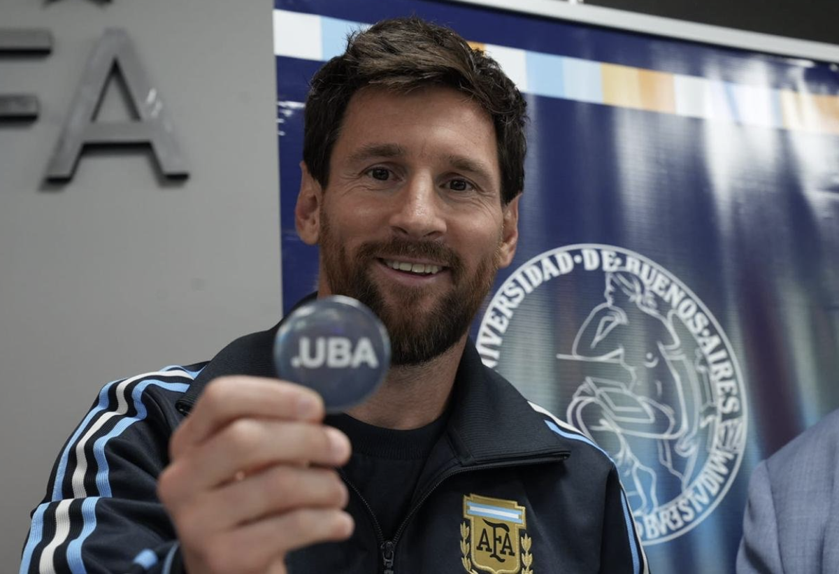 Messi recibió el máximo reconocimiento de la UBA.