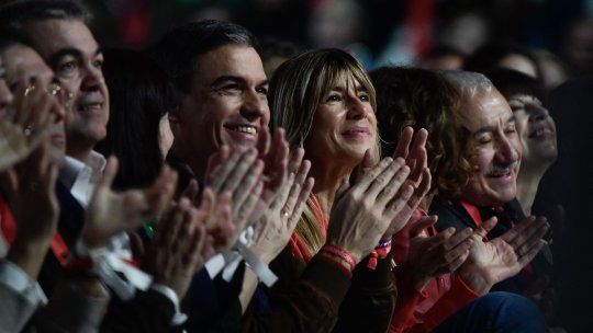 Pedro Sánchez y Begoña Gómez, cuya supuesta candidatura fue desmentida por el PSOE tras las versiones que la vinculaban con un aforamiento.