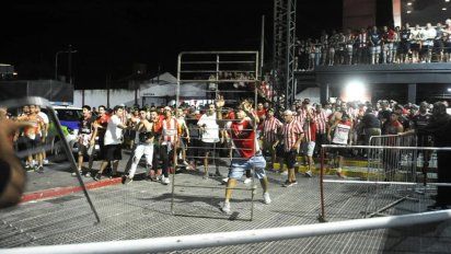 Violencia en el Reducido: Hinchas Vs. jugadores de San Martin (T) y balazos de goma