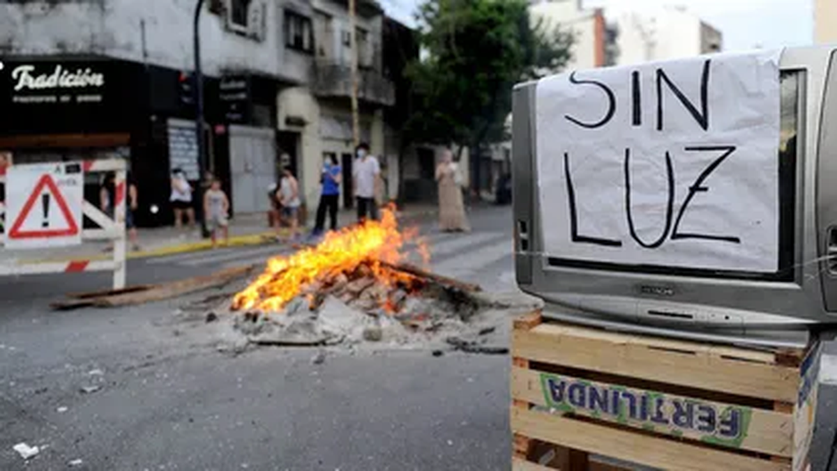 Violentas protestas contra Edesur por los cortes de luz.