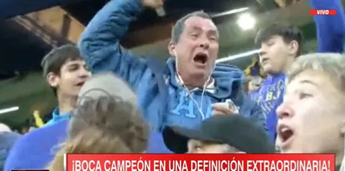 Hinchas de Boca festejando los goles de River por la radio.