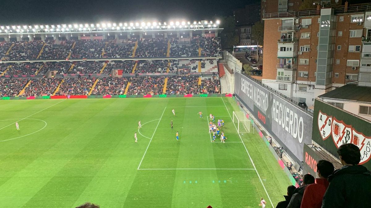 El famoso paredón del Estadio de Vallecas, defendido por Augusto Batalla, arquero del Rayo Vallecano y ex River Plate, uno de los símbolos más reconocibles del fútbol del barrio. El famoso paredón del Estadio de Vallecas, defendido por Augusto Batalla, arquero del Rayo Vallecano y ex River Plate, uno de los símbolos más reconocibles del fútbol del barrio.