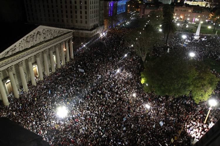 La Plaza de Mayo se vió desbordada por la gente que se manifestó en contra del Gobierno