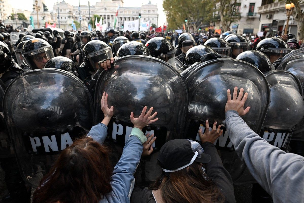 Manifestantes se enfrentaron&nbsp; con agentes de la policía antidisturbios frente al Congreso Nacional en Buenos Aires el 21/05/2025, durante una protesta convocada por jubilados contra las medidas económicas del gobierno del presidente Javier Milei y en demanda de un aumento de sus pensiones.