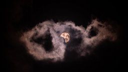Un eclipse solar ocurre cuando la Tierra, la Luna y el Sol se alinean en el mismo plano y el satélite natural pasa entre nuestro mundo y su estrella, cubriéndola parcial o totalmente.