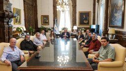 Alberto Fernández ya se refugia en la CGT y piqueteros.