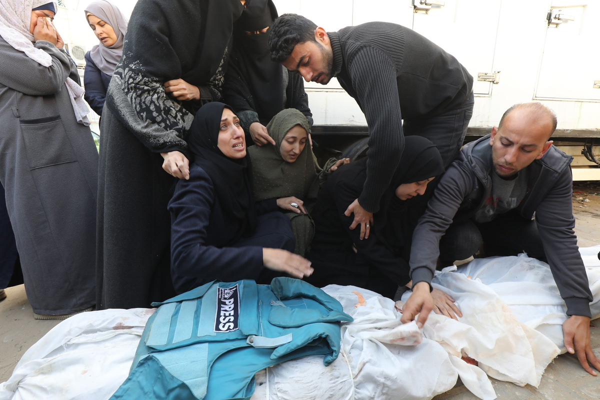 Los palestinos en Deir al-Balah, Gaza, lloran la muerte de un ser querido. ALI HAMAD/IMAGES APA/ZUMA PRESS Los palestinos en Deir al-Balah, Gaza, lloran la muerte de un ser querido. ALI HAMAD/IMAGES APA/ZUMA PRESS