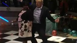 altText(Al lado de Boris Johnson, Macri es Julio Bocca)}