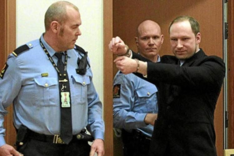 Anders Breivik, esposado frente a la Justicia noruega