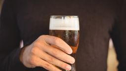 Alcohol: ¿Cuándo se considera que alguien es alcohólico? / Imagen de wavebreakmedia_micro en Freepik.﻿