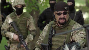 Steven Seagal filmará un documental. Steven Seagal filmará un documental.