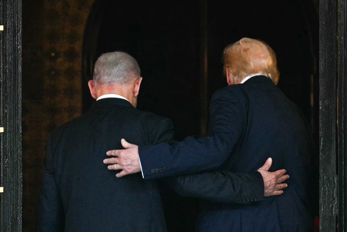 El presidente de USA, Donald Trump (der.), y el primer ministro israelí, Benjamin Netanyahu (izq.), caminan hacia el interior de la residencia de Trump en Mar-a-Lago, Palm Beach, Florida, el 29/12/2025.&nbsp;