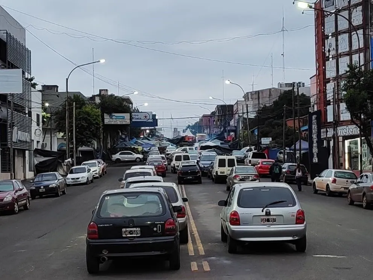 Comienza la segunda semana de protesta policial, con un acampe que lleva 11 días en la esquina de la avenida Uruguay y Félix Bogado, frente al Comando Radioeléctrico URI. En la misma zona, en la esquina de Uruguay y avenida Trincheras de San josé, acampan docentes, empleados de salud y del sindicato de prensa que nuclea a trabajadores de medios públicos. Comienza la segunda semana de protesta policial, con un acampe que lleva 11 días en la esquina de la avenida Uruguay y Félix Bogado, frente al Comando Radioeléctrico URI. En la misma zona, en la esquina de Uruguay y avenida Trincheras de San josé, acampan docentes, empleados de salud y del sindicato de prensa que nuclea a trabajadores de medios públicos.