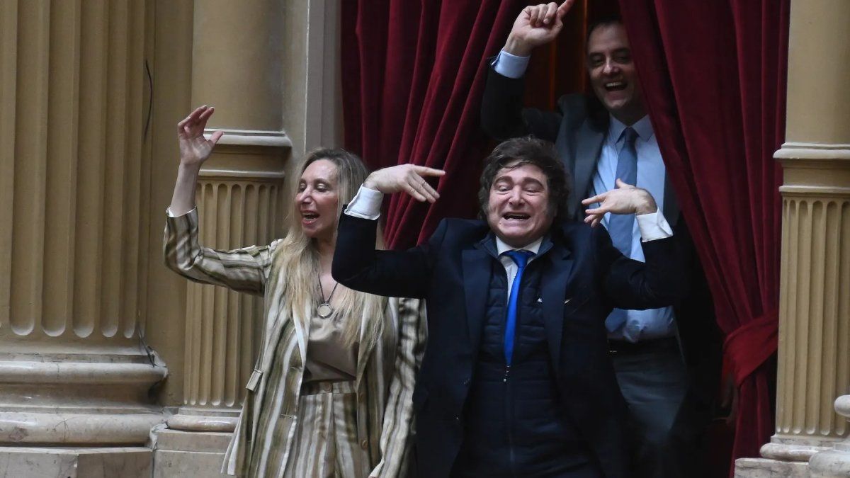 Manuel Adorni retomó la centralidad de la agenda oficial con un fuerte blindaje de los hermanos Milei. El Jefe de Gabinete busca recuperar la iniciativa política frente a una oposición que exige su informe de gestión en el Congreso.&nbsp;