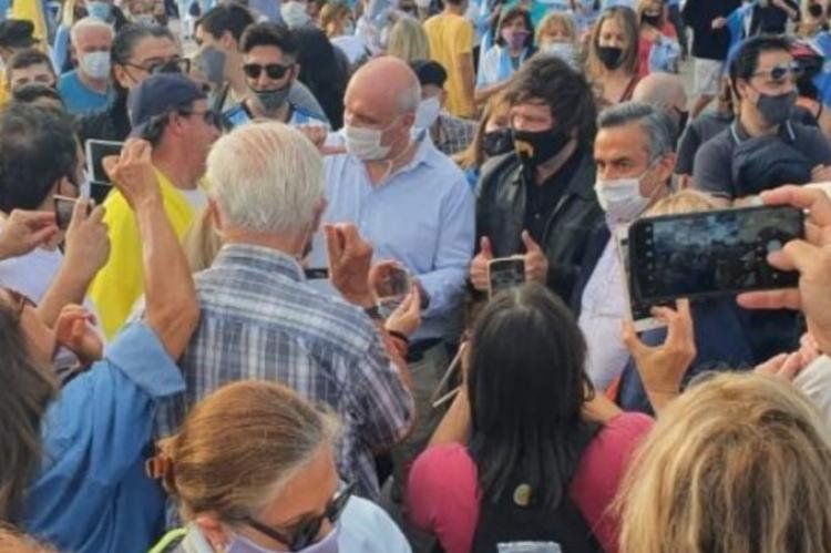 Militantes contra Espert y Milei.