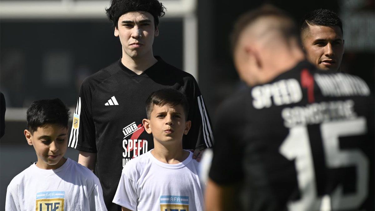 Deportivo Riestra emitió un comunicado en el que ofreció disculpas por la inclusión del influencer, conocido como Spreen, pero no evita a la AFA. Deportivo Riestra emitió un comunicado en el que ofreció disculpas por la inclusión del influencer, conocido como Spreen, pero no evita a la AFA.