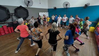 El adulto mayor disfruta de un divertido entrenamiento que combina ballet, pilates y yoga
