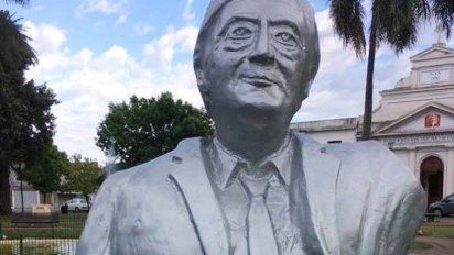 Rosario también: Piden retirar el busto de Néstor K de las plazas