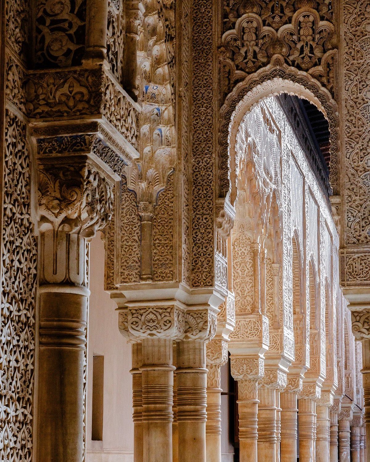 Las yeserías talladas de los Palacios Nazaríes combinan caligrafía árabe, geometría y motivos vegetales, una muestra del refinamiento artístico alcanzado por la dinastía nazarí. Las yeserías talladas de los Palacios Nazaríes combinan caligrafía árabe, geometría y motivos vegetales, una muestra del refinamiento artístico alcanzado por la dinastía nazarí.