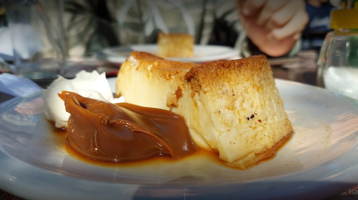 El flan mixto con dulce de leche y crema, otra de las opciones tentadoras para el turismo.