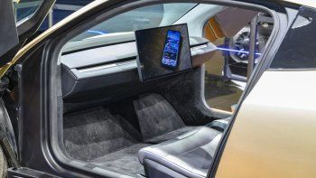 Tesla le saca el volante sus autos y USA prueba taxis voladores