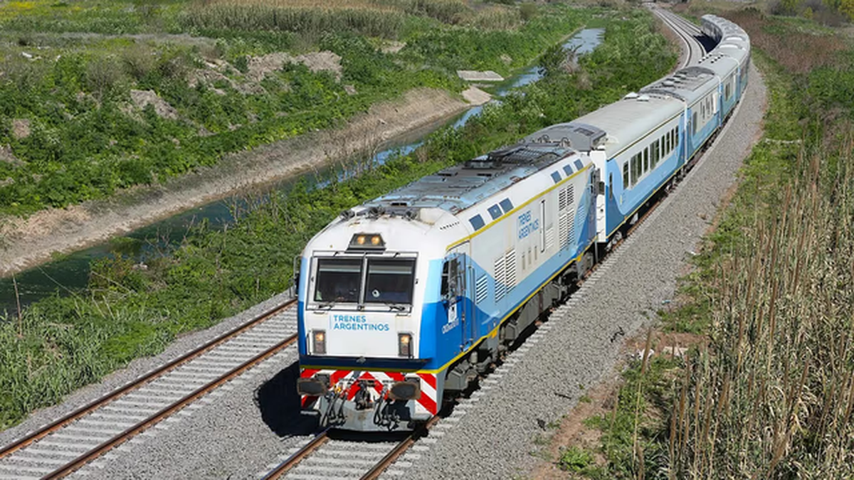 Pese a los incrementos, viajar en tren sigue costando menos que un pasaje de colectivo. Pese a los incrementos, viajar en tren sigue costando menos que un pasaje de colectivo.
