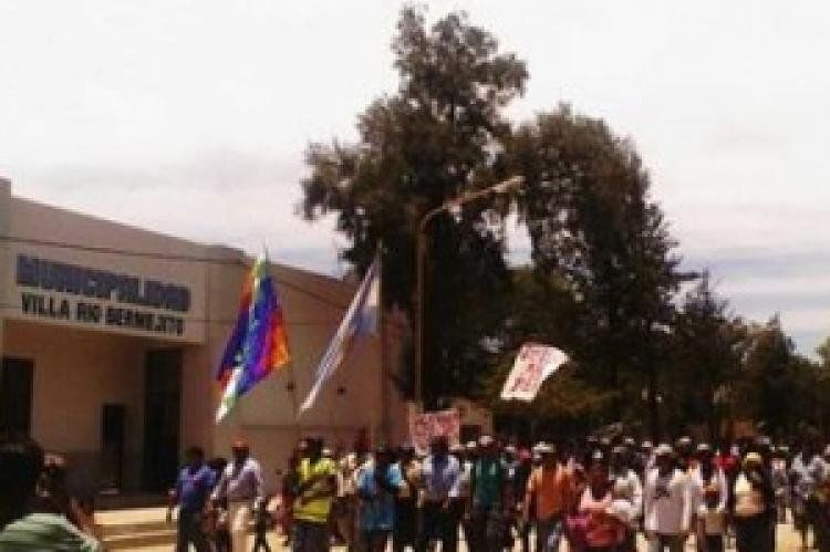 La marcha de los qom en Villa Río Bermejito por la muerte de Imber Flores