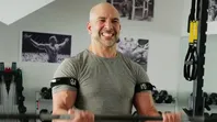 La longevidad comienza con el ejercicio físico, el desarrollo muscular a partir de los 50 para prevenir caídas y lesiones, lo cual evitará que la capacidad cognitiva y física se reduzca un 50 % en los últimos 10 o 15 años de la vida. La longevidad comienza con el ejercicio físico, el desarrollo muscular a partir de los 50 para prevenir caídas y lesiones, lo cual evitará que la capacidad cognitiva y física se reduzca un 50 % en los últimos 10 o 15 años de la vida.