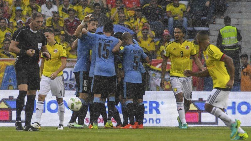 El jugador uruguayo Cristian Rodríguez celebra con sus compañeros de equipo después de anotar un gol contra Colombia durante el partido de Eliminatorias para la Copa Mundial de fútbol Rusia 2018