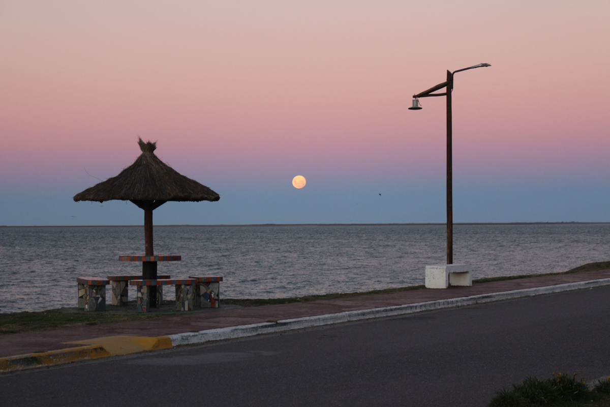 Buenos Aires y una playa donde reina la tranquilidad. Buenos Aires y una playa donde reina la tranquilidad.