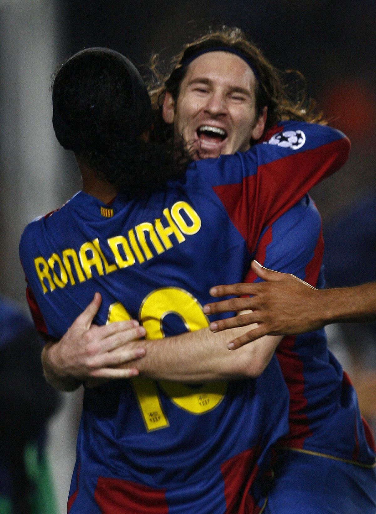 Lionel Messi festeja junto a Ronaldinho. (Foto: AFP).