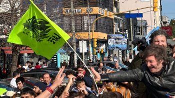 Javier Milei en caravana por Merlo y Ramos Mejía Javier Milei en caravana por Merlo y Ramos Mejía